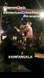 Aqui se puede ver a Rob en la esquina viendo el show desde su puesto смотреть онлайн