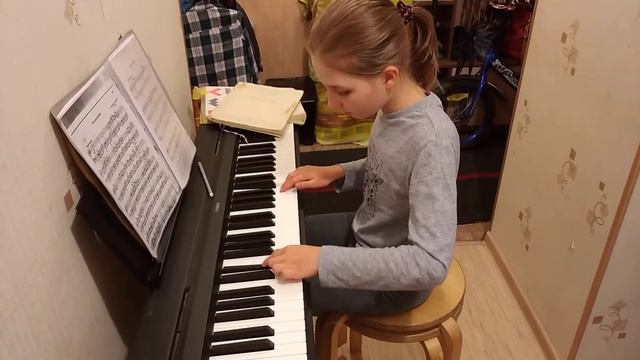 Алиса играет Безделушку смотреть онлайн