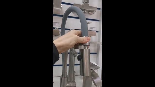 Видео-обзор Смеситель Savol SUS6012-04 для кухонной мойки с гибким цветным изливом смотреть онлайн