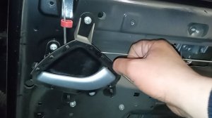 Как открыть заблокированную заднюю дверь автомобиля Лада  Калина 2.