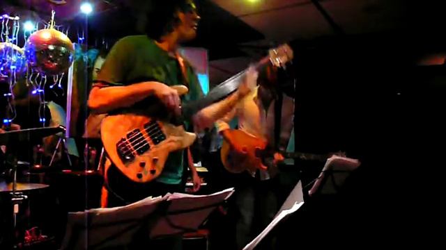 Lovely close-up of the Wal - This Masquerade - Guitar Solo смотреть онлайн