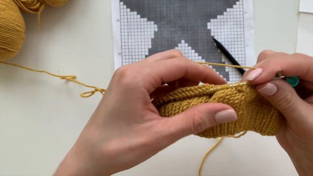 ШАПКА-БИНИ спицами со ЗВЕЗДОЙ из BBB Premier на обхват головы 52-54 см с красивой макушкой!