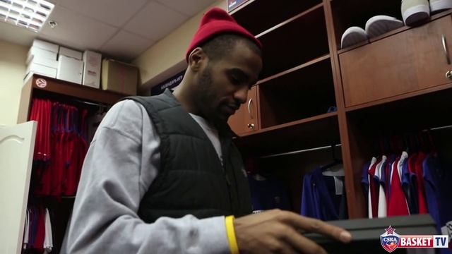 Джексону положили новогодний подарок прямо в шкафчик смотреть онлайн