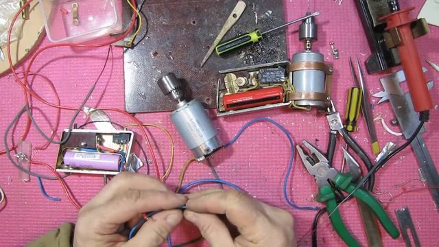 делать необычную миниатюрную дрель для сверления в неудобных местах с отсутствием проводов смотреть онлайн