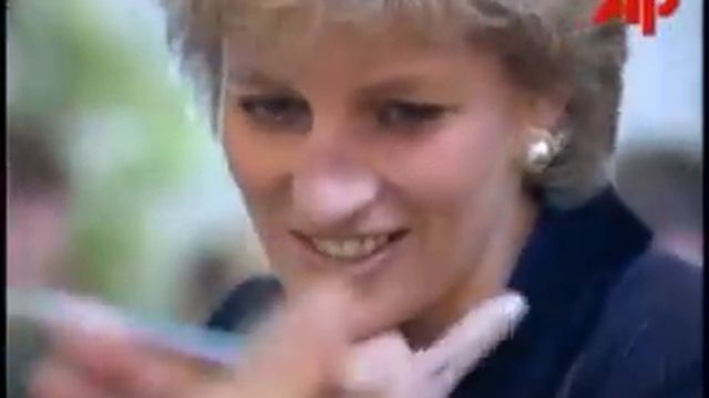 Princess Diana visits North Ireland смотреть онлайн