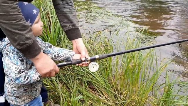 Вот это улов!// Миша на рыбалке// смотреть онлайн