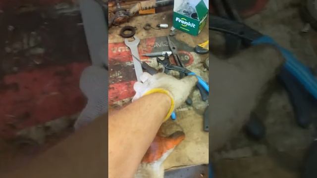 Замена ремкомплекта заднего суппорта с ручником в фольксваген т4