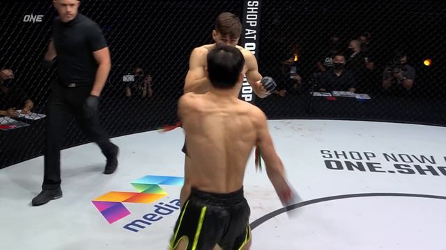 INSANE AGGRESSION 😤 Tawanchai’s Muay Thai Battle With Larsen смотреть онлайн