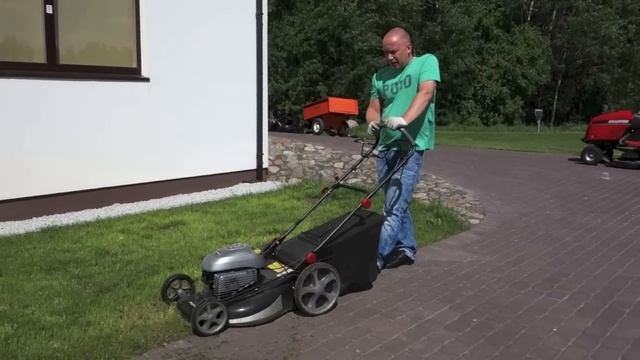 Бензиновая самоходная газонокосилка. Обзорное видео. смотреть онлайн