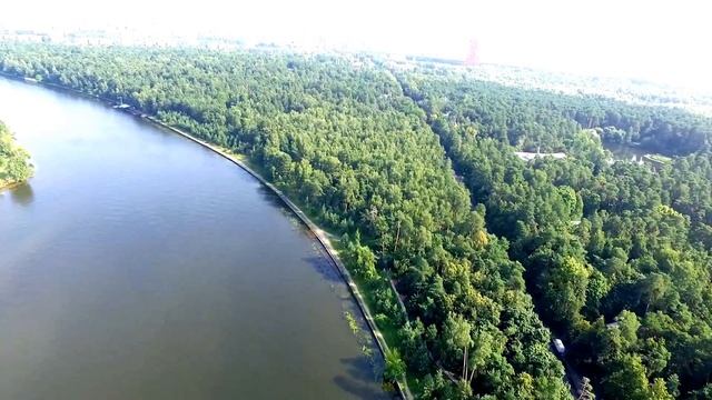 посмотрим на Серебряный Бор сверху: пляжи, дачи, котеджи смотреть онлайн