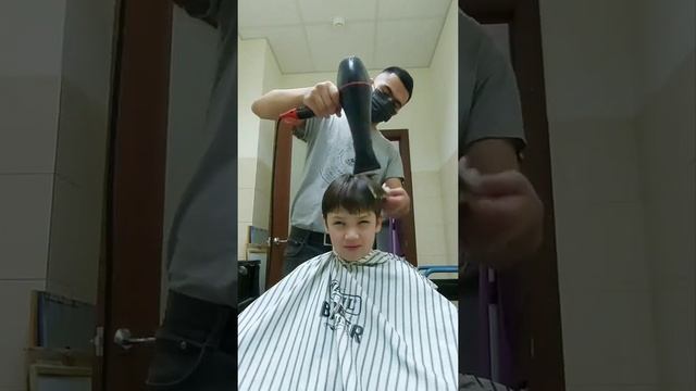 как делать полу бокс? Как стричь Удлинённый волосы?? смотреть онлайн