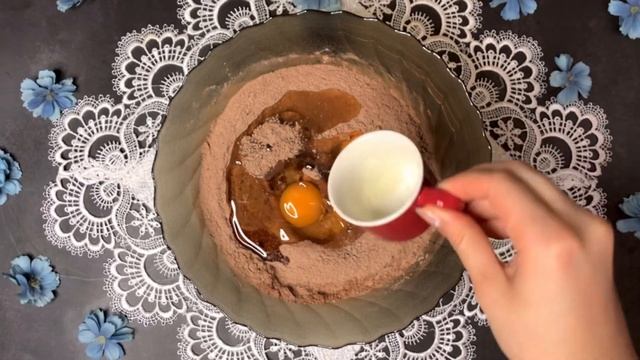 ШОКОЛАДНЫЙ ТОРТ НА РАЗ ДВА ТРИ.. ОЧЕНЬ ВКУСНО И БЫСТРО Eng Sub смотреть онлайн