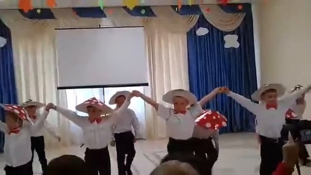 танец Грибочков. День Матери. (ст-подг гр), ноябрь 2019. смотреть онлайн