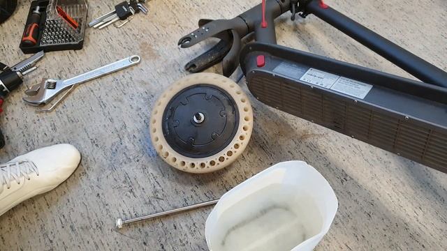 Xiaomi m365 Mijia установка жёстких покрышек // Xiaomi M365 Hard tyre installation смотреть онлайн