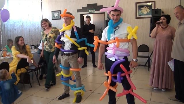 Смешной конкурс "Создаем костюм из воздушных шариков" смотреть онлайн