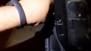 Как снять замок передней двери Kia Carnival  2011