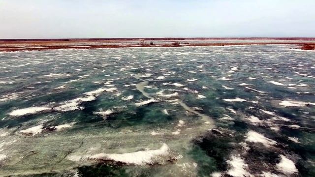 Рыбалка карась деревенское озеро трескается лёд весна Сибирь смотреть онлайн