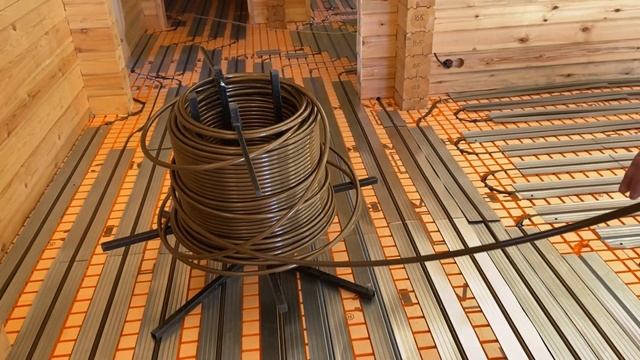 Водяной теплый пол без стяжки. Укладка матов, пластин и трубы. Инструкция, часть вторая. смотреть онлайн