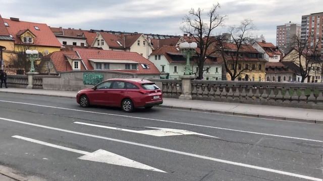Time-lapse of the Dragon Bridge in Ljubljana, Slovenia on 3-9-20 - S L смотреть онлайн