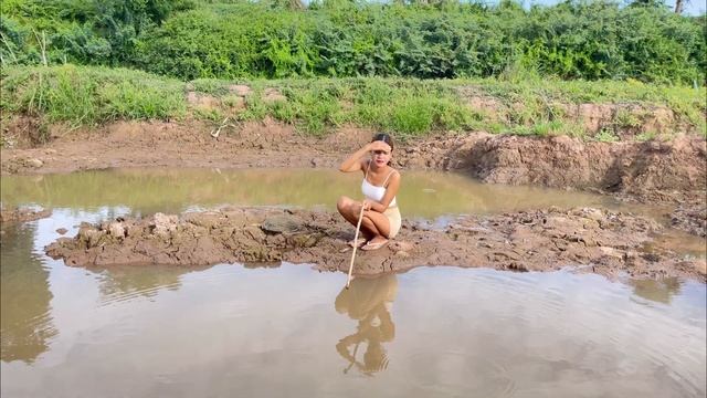 Fishing Video: Girl Cries When Fish Slips Out Of Fishing ? Village Fishing Video