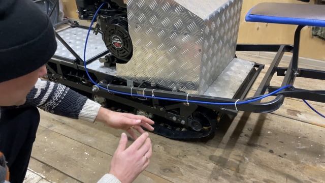 Натягиваем, но не перетягиваем гусянку на Мотобуксировщике. смотреть онлайн