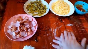 Пицца с сосисками и с солеными огурцами