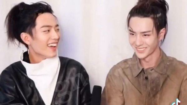 //Переозвучка интервью// Ван Ибо и Сяо Чжань// БОЧЖАНИ// Бомжи✨