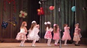 Танец девочек средней группы на юбилее детского сада