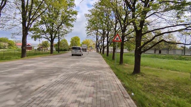 По улице Терветес в Елгаве цветёт сирень . Пешая прогулка вдоль дороги . Магазин TOP ямы на стоянке смотреть онлайн
