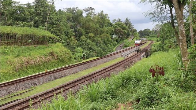 Trainspotting at Java Countryside, Sharp Curves, GE-U18C & GE-U20C Pulls the Bogowonto Train 135 смотреть онлайн