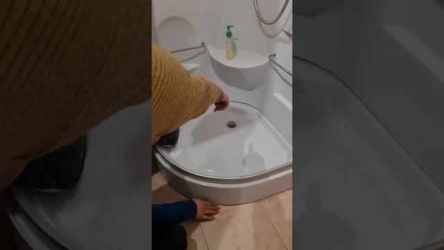 Доверили установку душевой кабины отделочнику помещения / ЖЕСТЬ! смотреть онлайн