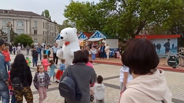 Медведь реально зажигает на центральной площади Керчи. Невозможно не пуститься в пляс. смотреть онлайн