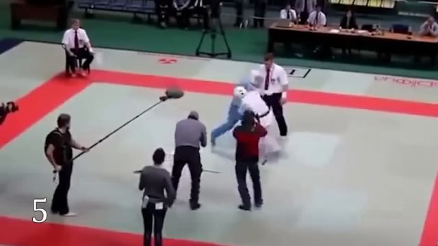 10 случаев неспортивного жестокого поведения смотреть онлайн