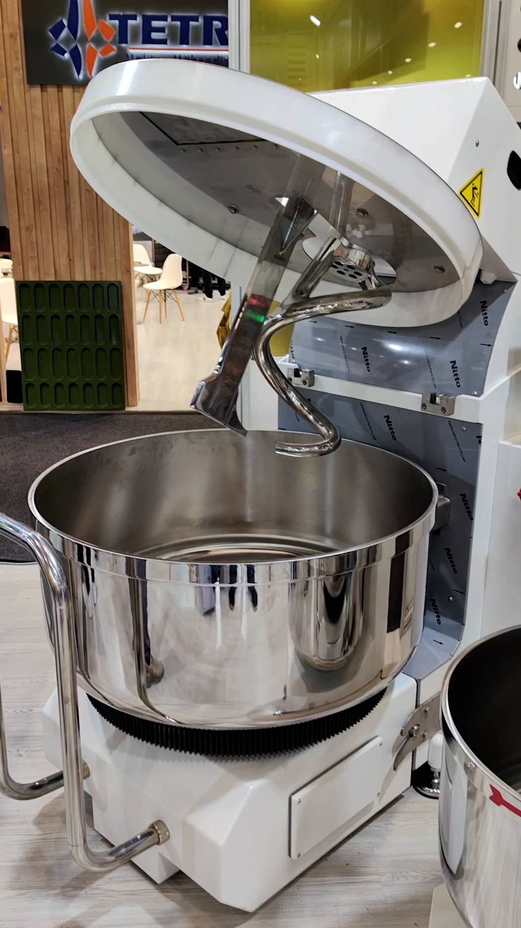 Тестомесильная машина Panemor с подкатной дежой на 250 кг теста смотреть онлайн