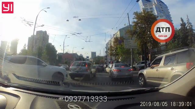 Киев. Что надо сделать если вас любезно пропустили в заторе, когда вы стояли перекрыв проезд? смотреть онлайн