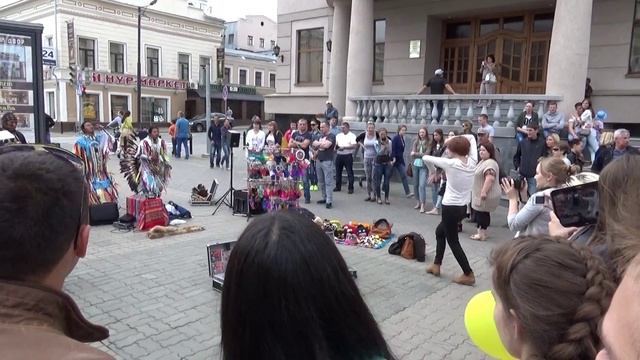 Пластичная девушка танцует под песню уличных музыкантов на улице Баумана г. Казани смотреть онлайн