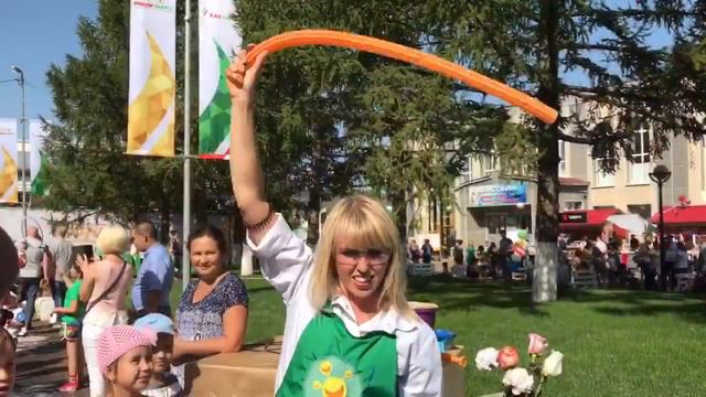 Вышли погулять на День нефтяника в Альметьевске We went for a walk on Oilman's Day in Almetyevsk смотреть онлайн