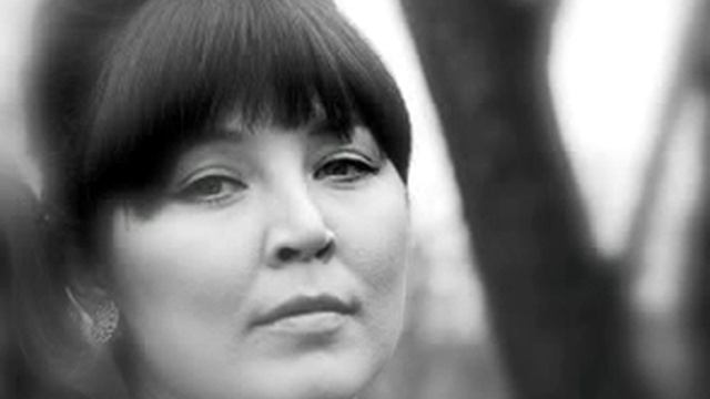 Актриса Юлия Волкова исполняет песню "Старый сад". смотреть онлайн