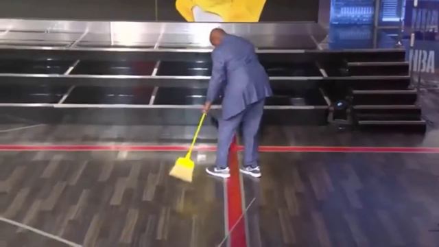 Charles Barkley Brings Out The Broom And Is In Full Sweep Mode For The Lakers-Nuggets Series смотреть онлайн