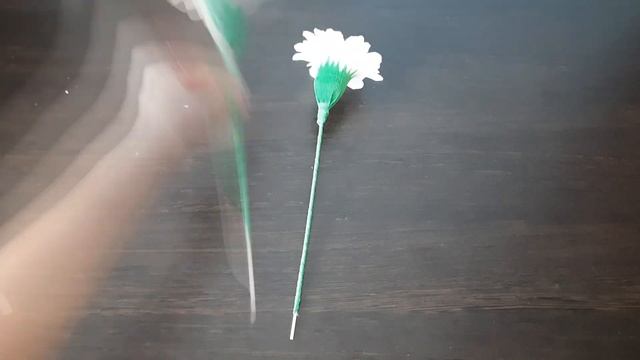 Сладкий букет из ромашек. Как сделать ромашки из гофрированной бумаги. Букет из конфет. смотреть онлайн