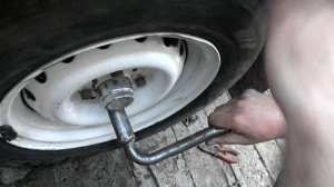 Замена колес на автомобиле,меняем зимнюю резину на летнюю