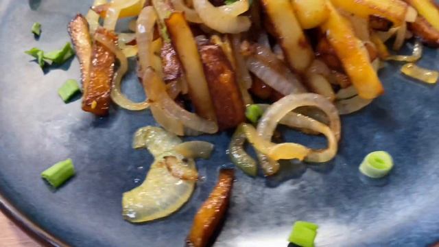 Жареная картошка с луком – всё то, что мы так любим! Как готовлю её именно я! смотреть онлайн