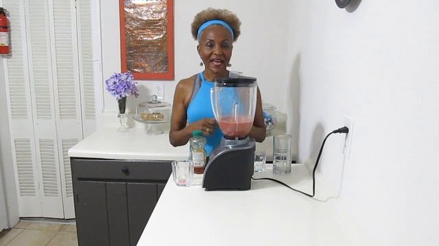 Woman 65 Exercises Regularly! Gets YOUTHFUL Results! Drinks Smoothie Daily...USE her recipe! смотреть онлайн
