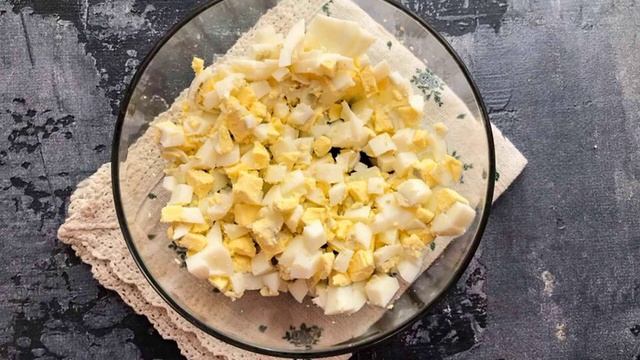 Салат с курицей и морской капустой смотреть онлайн