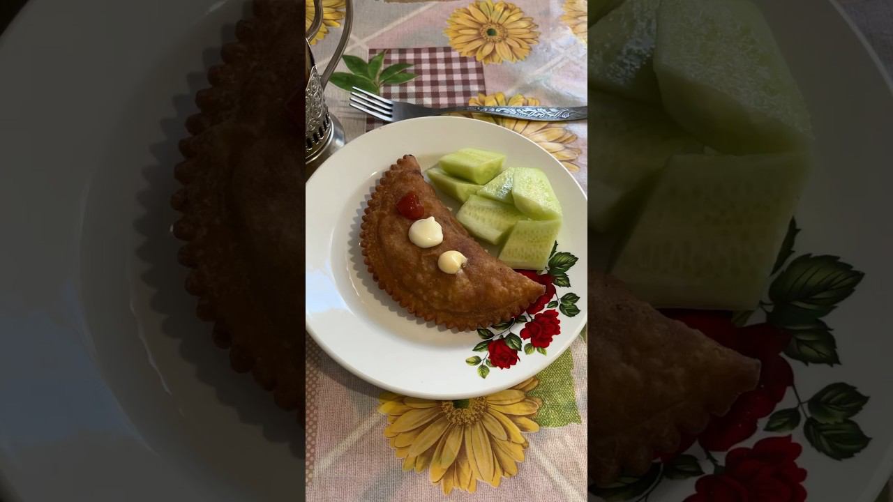 На завтрак у меня сегодня чебурек с мясом, свежий огурчик и цикорий