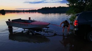 Вытаскиваем лодку на берег.
