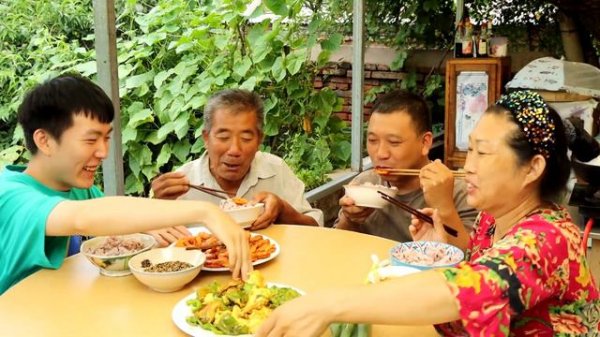 【会成一家】老妈嘴馋大虾，会成买了50元的，鲜香过瘾，4口人一盘子没够吃