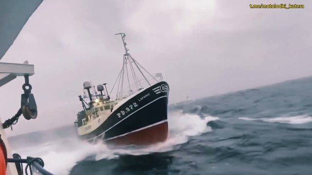 Гигантские волны и корабли смотреть онлайн