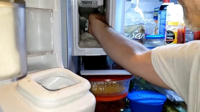 Samsung ice maker not working, frozen - how to fix, FAST! смотреть онлайн