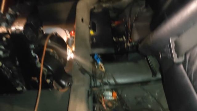 Чистка салона BMW E32, регулировка зазора двери и проводка парктроников смотреть онлайн